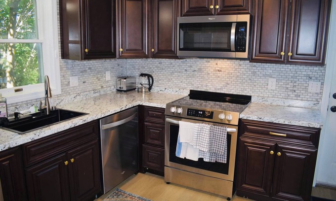East Deering House | NEW LISTING! 2-bedroom house in Portland FREE parking. 5 Min to downtown.