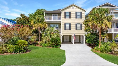Crescent Beach Villa | New Listing, 2min WALK to Beach, Single Family Home, Pet Friendly, Smart TV, Sleeps 10, Private Backyard, BBQ