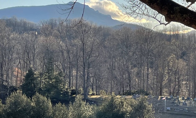 Boone House | New Listing 5 Bedroom getaway near Blueridge Parkway Multi Family Spacious Home