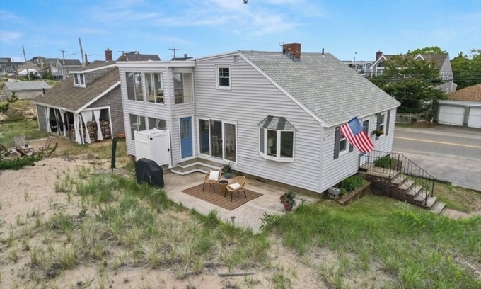 Newbury House | NEW LISTING DISCOUNT Oceanfront on Plum Island w/4+ bedrooms. Family friendly!