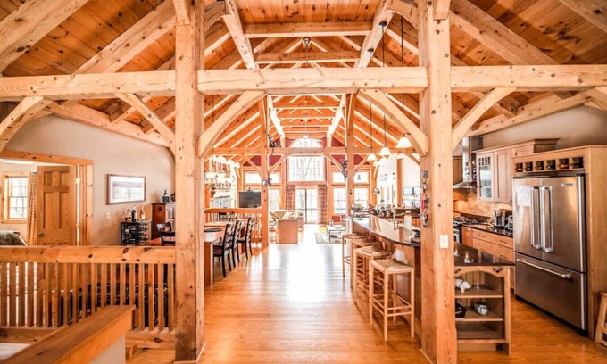 West Dover Ski Chalet | New Listing! Golf/Ski home w/SteamRoom & Hot Tub