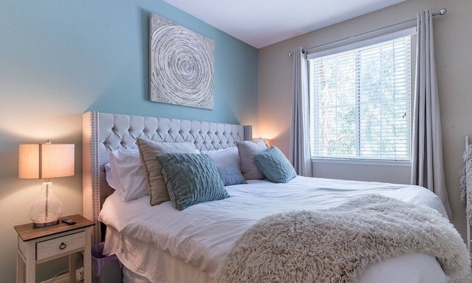 Valencia Apartment | NEW LISTING! Luxury Modern Suite, Kingbed, Fast Wifi by RedAwning
