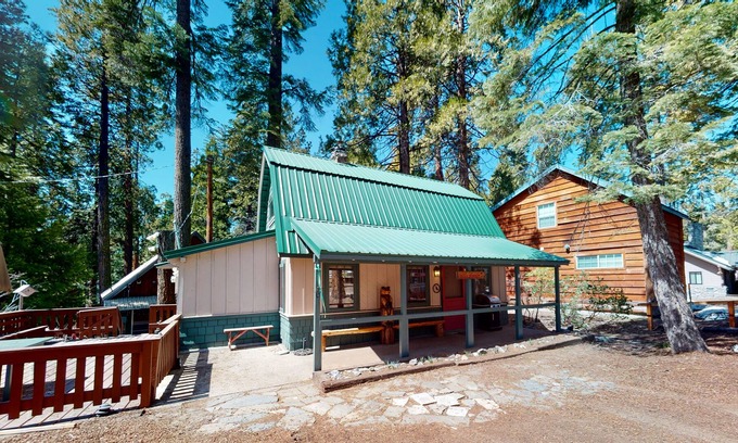 West Village House | New listing! Rustic cabin in Shaver Lake w/free WiFi/full kitchen - near beach!