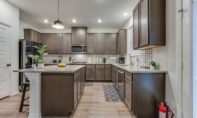 Wetmore House | NEW LISTING! Sleeps 12 -Minutes to Six Flags! Central Location -