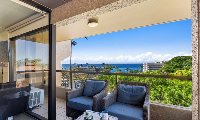 Historic Kailua Village Condo | New listing! Sunsets, Beach 5 min walk away, Wifi