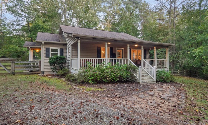 Dahlonega House | New Listing - Tate Creek Cottage in Wine Country! Fenced-In Yard for Dogs!