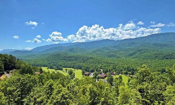 Gatlinburg - Pigeon Forge Condo | New Listing! Updated in 2025/Condo with HUGE Mtn. Views/King Bed/Fireplace