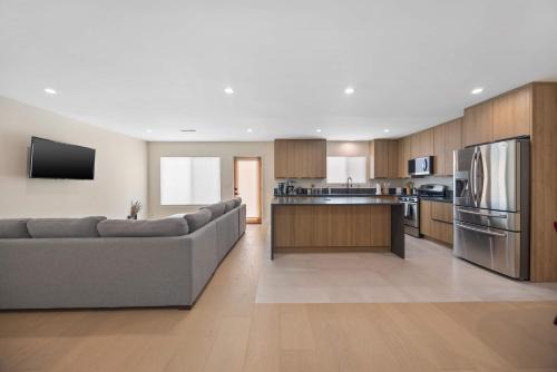 Reseda House | New Listing Valley Villa by Colby & Conrad