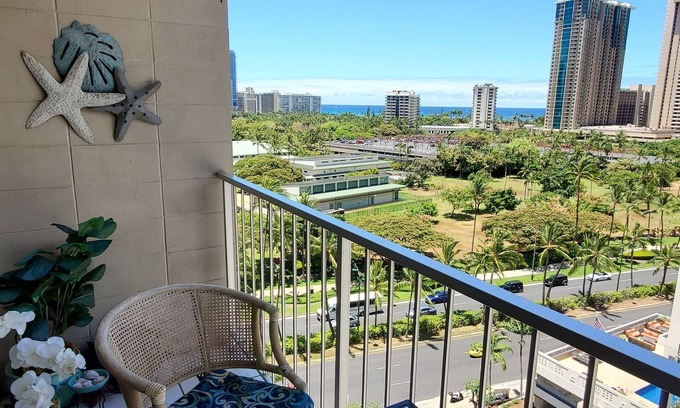 Waikiki Condo | NEW LISTING! Waikiki Ocean View One Bdrm Condo. AC, Parking, Pet. Close to Beach