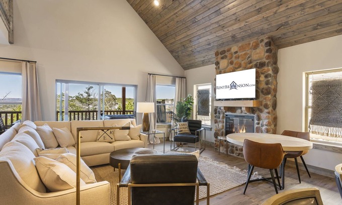 Table Rock House | New Log Cabin, Pvt Hot Tub, Free Daily Activities, Shuffleboard, Arcade