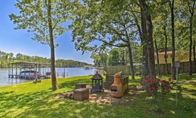 Piney House | NEW! Lovely Waterfront Retreat on Lake Hamilton