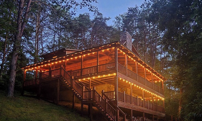 Logan Cabin | NEW! Luxe Dog-Friendly Cabin~Hot Tub~Game Room