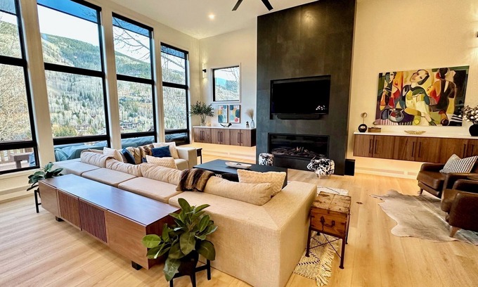 Vail House | NEW LUXE SKI HOME-NOV 2024! Amazing Views - 2 Primary Suites - Hot Tub - Ski Bus