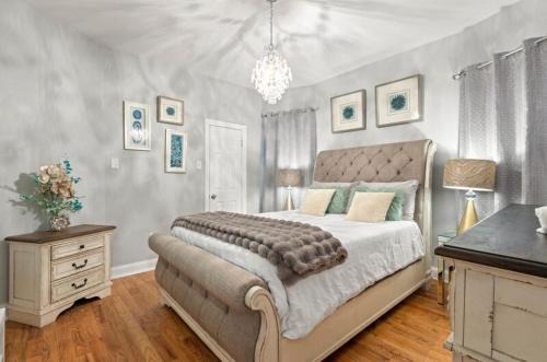 Chicago Apartment | New Luxurious 5BD-2BA Home-FREE WINE-2CAR Parking