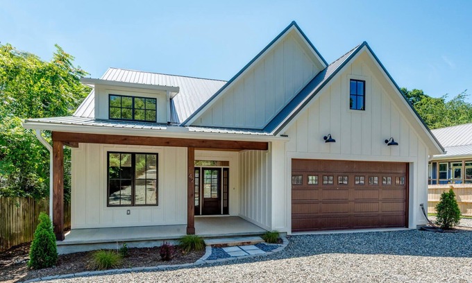 Falconhurst House | New Luxury House, walk to Asheville’s best restaurants, pubs breweries and shops