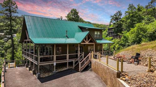 Chalet Village North House | New Luxury Lodge - Gatlinburg - Mountain View!