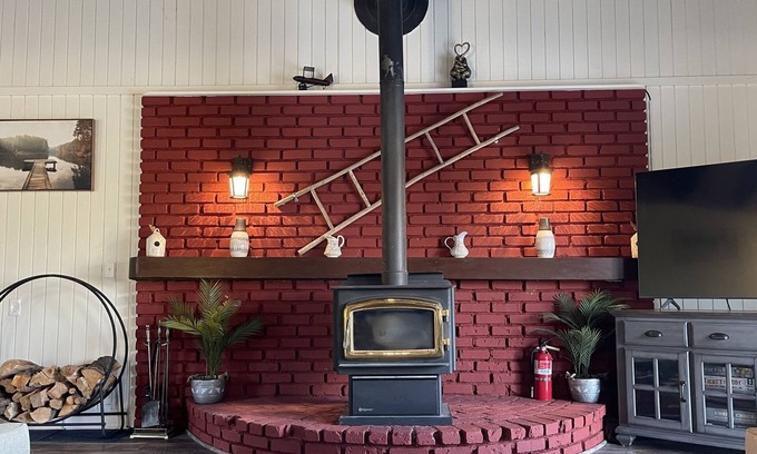 Oakhurst House | New! Majestic Views, Pool, Sleeps 20+, 2 Mstr BR, close DT Yosemite, Bass Lake