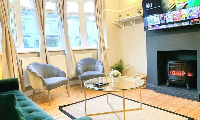 Beverley Apartment | New Malden 3BDR House w/FREE Parking & Private Garden near Kingston & Wimbledon