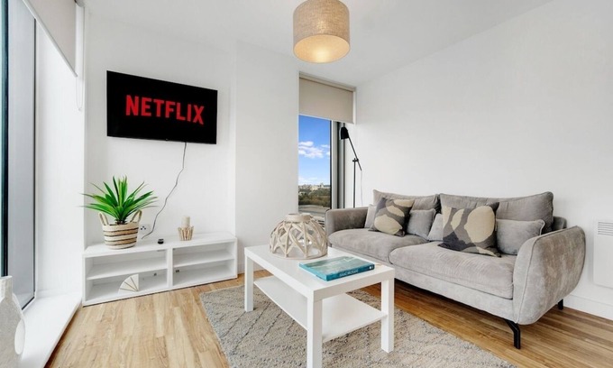 Salford Apartment | NEW! Media City 2BR Free WIFI