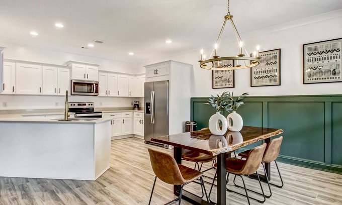 Victory Manor - East Hill - Donwood House | New Mod Central Savannah Home Free Parking Washer Dryer A/C