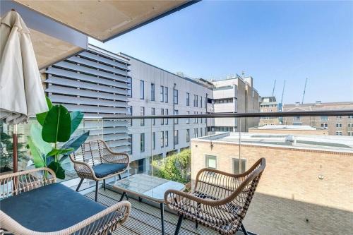 St. Mary's Park Apartment | NEW Modern 2-Bed Riverside Flat with Balcony SW11