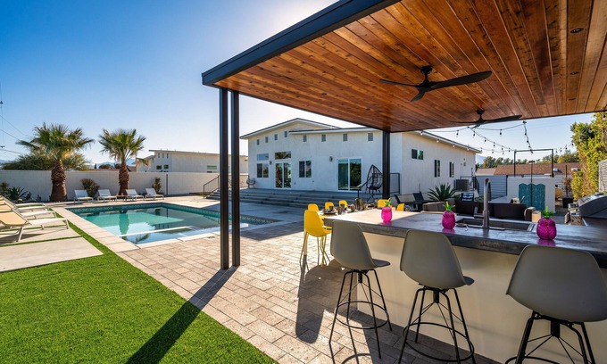 Desert Hot Springs House | New* Modern 4B/3B | Hot Tub, Pool | 2 King suites | EV charger