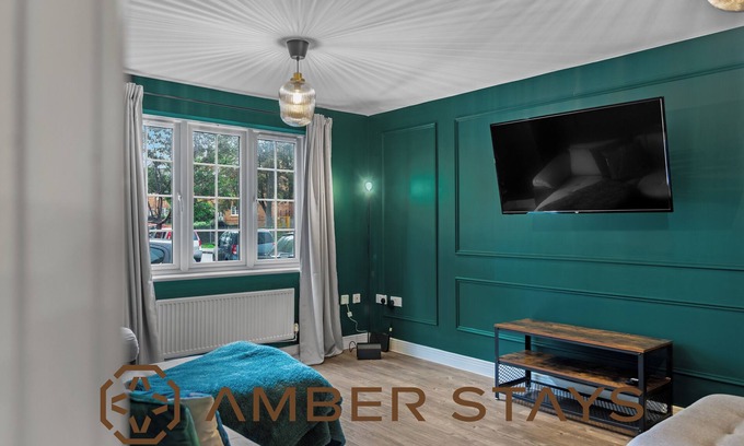 Reading House | NEW Modern Home, Ideal for Long Term, Free Parking