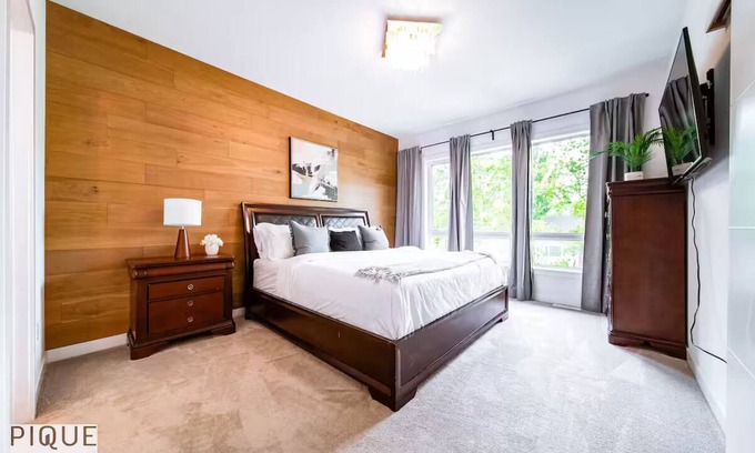 West Edmonton House | NEW - Modern Home/Sleeps 8/Foosball/Deck & BBQ