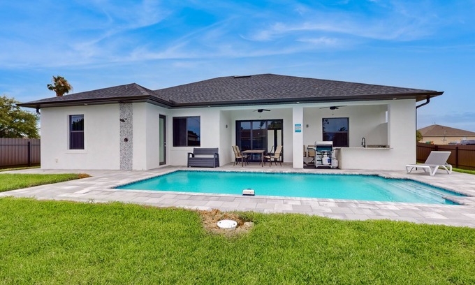 Diplomat House | New modern home with pool, lawn, W/D, Wifi and AC