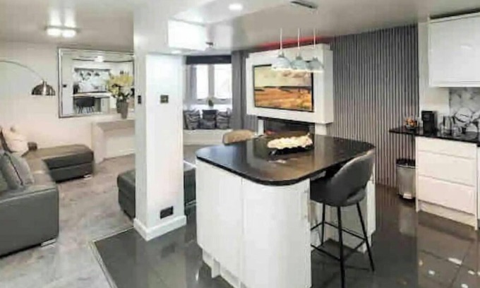 Soho Apartment | New Modern Hybrid 4 bedroom 7 Bed apartment