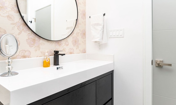 North York House | New Modern Private Bedroom in a Luxury Town Home B