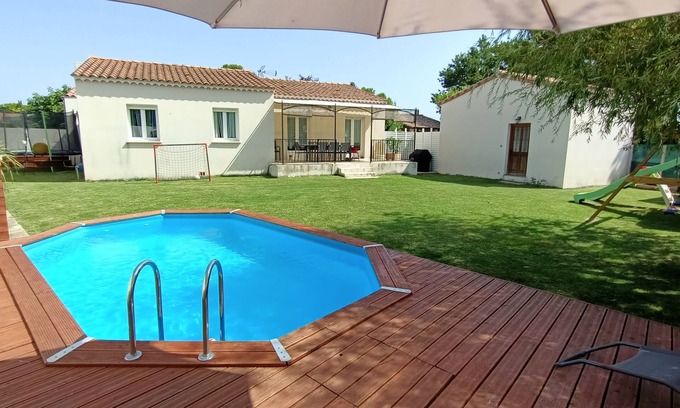 Camaret-sur-Aigues Villa | New modern single-storey air-conditioned villa with swimming pool and playground