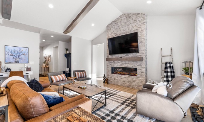 Cascade House | New Mountain Bluebird - walk to lake, golf, and town - game rm - family friendly - sleeps 14