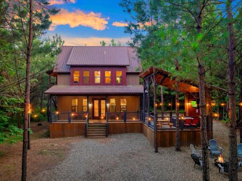 Broken Bow House | New! Near Attractions, Private Balcony, Pets Welcome, Paved Road, Hot Tub