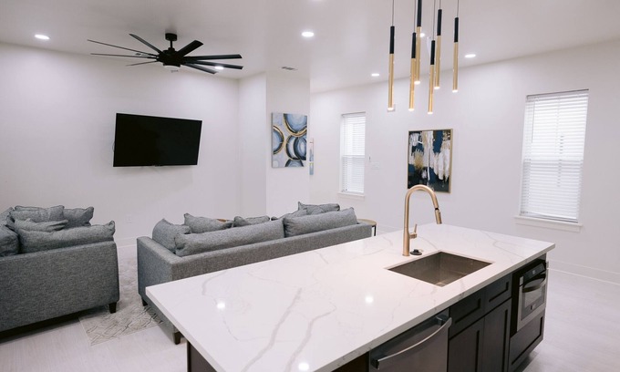 Tulane - Gravier Apartment | New near Caesars Superdome, Canal St, Bourbon St