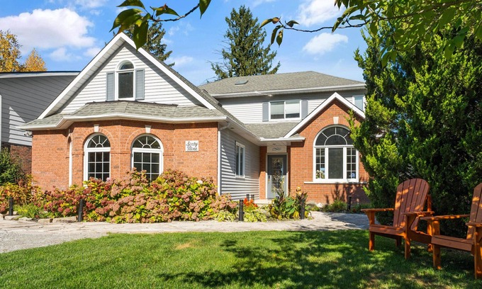 Historic Old Town House | NEW! Niagara Riverview, Backs onto River