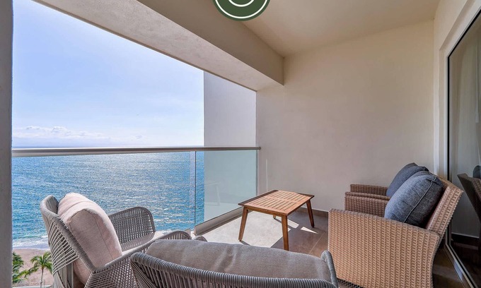 Las Glorias Apartment | New Oceanview Condo with Beach - Pools - Gym