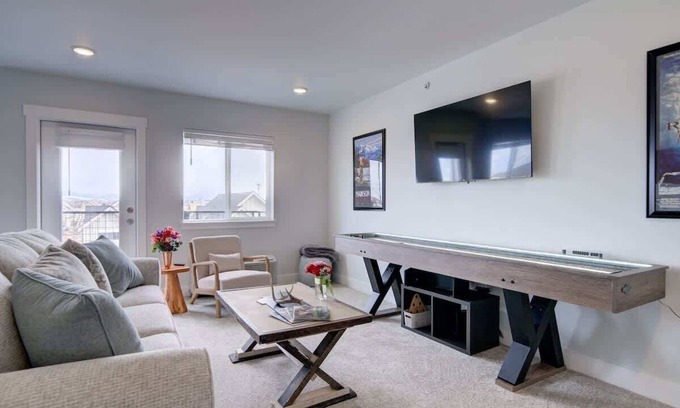 Bozeman Condo | NEW Outdoor Escape wirth Mountain Views