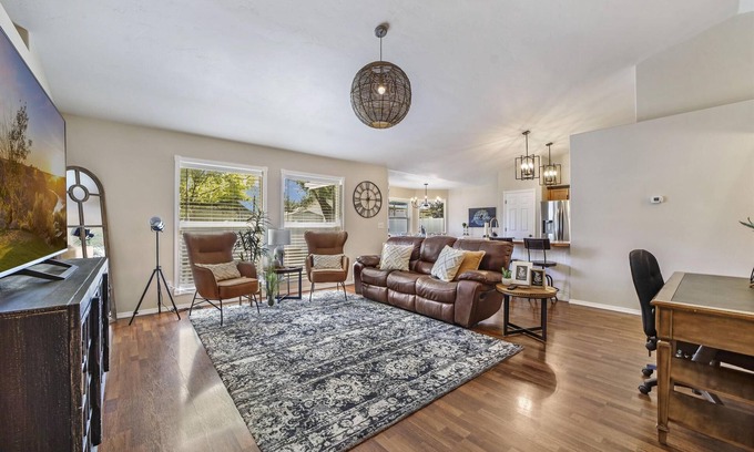 Twin Falls House | NEW! Park Meadow. Near St. Luke’s, Clean 4 bedroom, 2 bathroom.