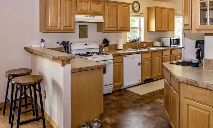 Divide Cabin | NEW Peaceful Mountain retreat w/firepit - dog friendly