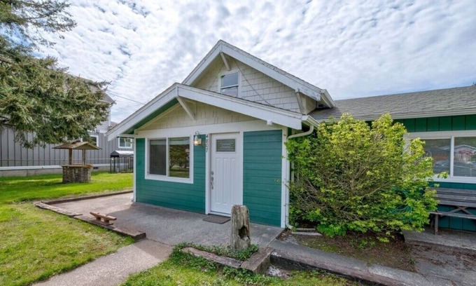 Seaview House | NEW! Pets OK, Fenced Yard, Close to Town (SVBHouse)