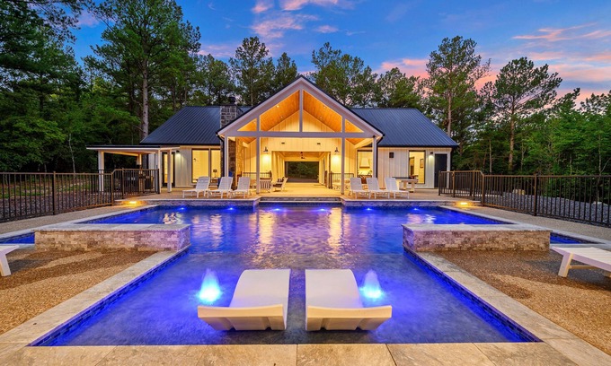 Broken Bow Cabin | New Pool Cabin/Hot Tub/Arcade/Playset/2 Acres/Ping Pong/Shuffleboard/4 King Beds