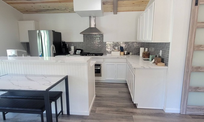 Roseville Apartment | New Private and Quiet studio with AC and WiFi in wonderful Roseville