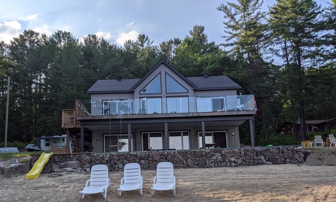 Mansfield-et-Pontefract Cottage | New Private Waterfront Home