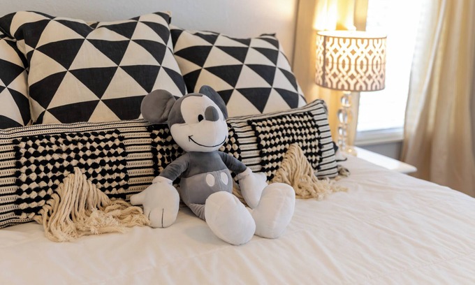 Trafalgar Village House | NEW Propertyð¥Upscale DISNEY-Themed Villa with ARCADE Game Room, Pool and Spa