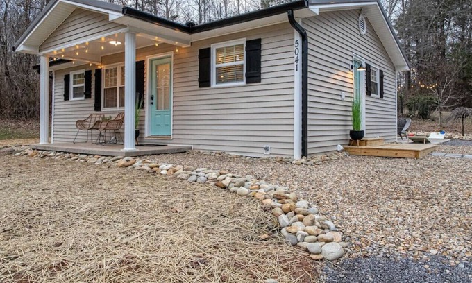 Knoxville House | *NEW* Quiet 2-Bedroom Retreat in Country Setting
