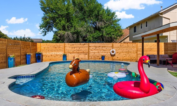 Springwoods House | New Remodeled 4BR - Pool+Jacuzzi+PoolTable+Karaoke Stage+Arcades near Domain