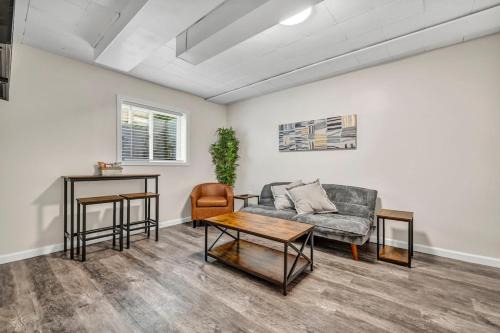 Berea House | NEW Renovated Near CLE - King Bed, Metropark & Firepit