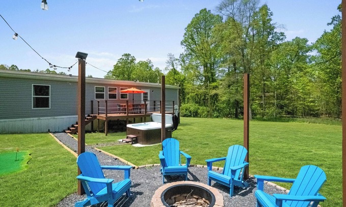 Fayetteville House | New River Escape -Game Room Hot Tub Fire Pit Yard Games Sleeps 10+