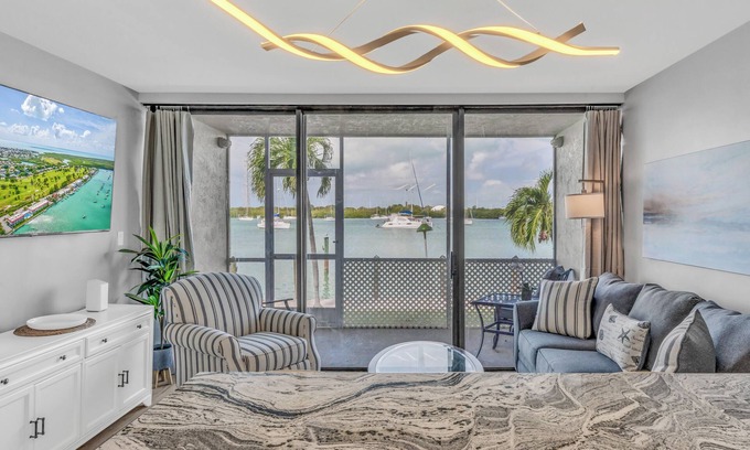 Marathon Apartment | *New* Seascape! Waterfront-Pool-Dock